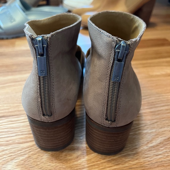 Lucky Brand Ralwan Womens Nubuck Cut-Out Booties size 9 1/2 - Picture 3 of 6